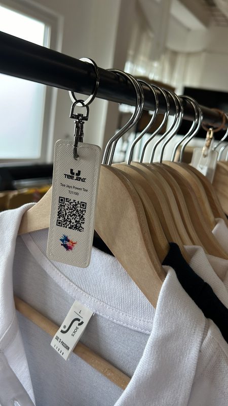 Markentextilien zum Anprobieren im FOHTEX Showroom &mdash; Tee Jays, SOL'S und weitere