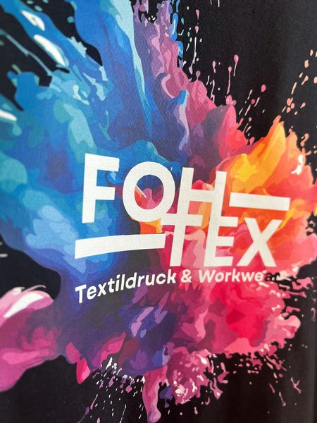 DTF-Transferdruck von FOHTEX &mdash; brillante Farben auf schwarzem Textil