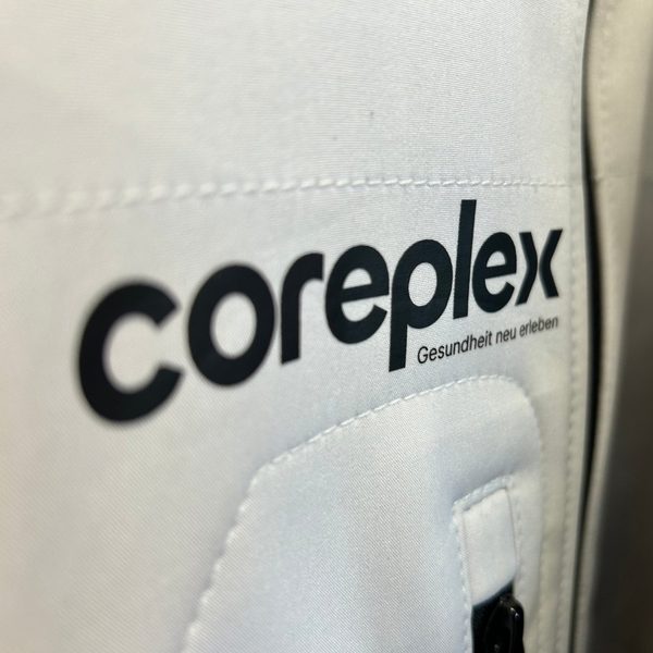 Logo-Druck auf Softshell-Jacke &mdash; Textilveredlung bei FOHTEX